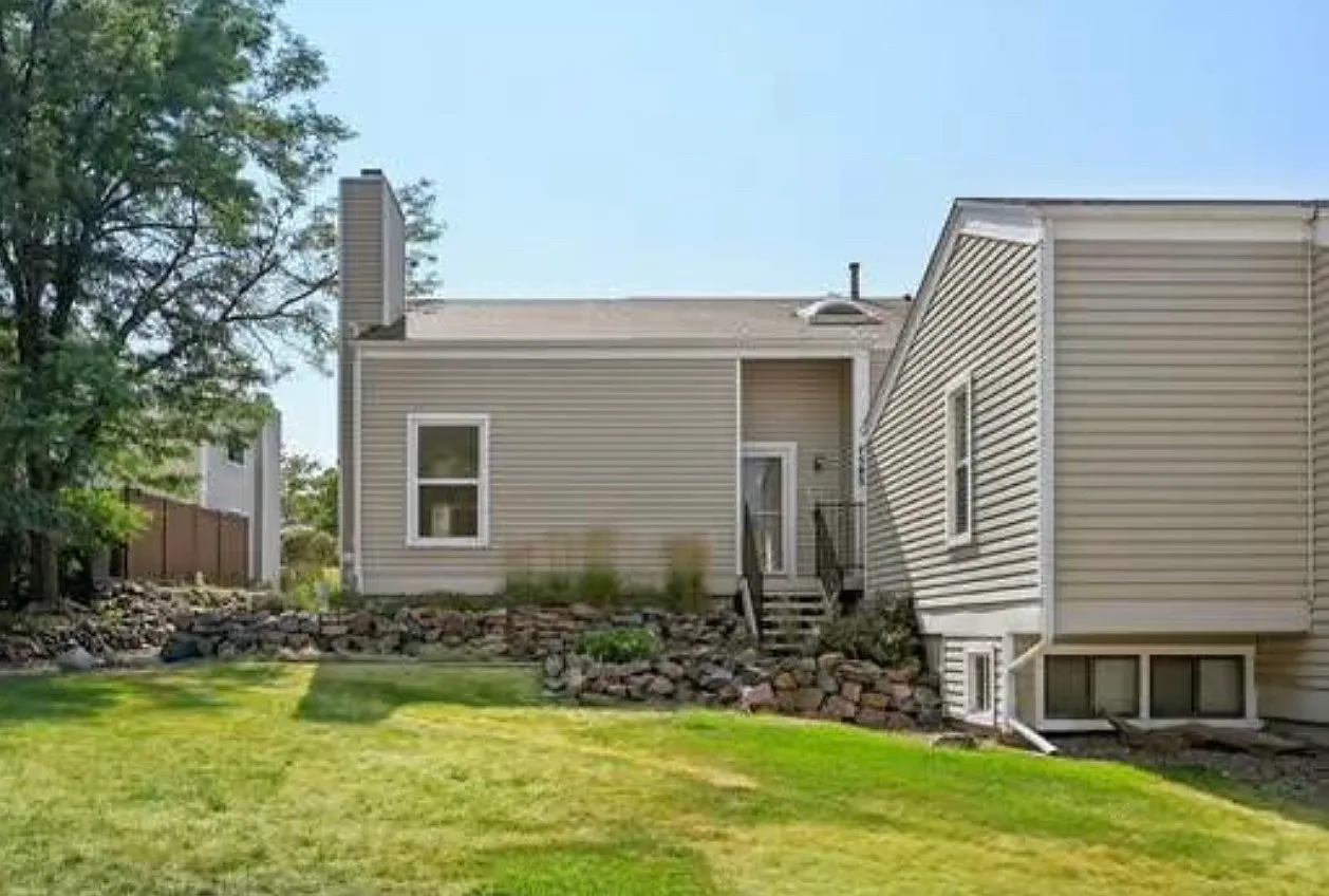 3 bed, 3.5 bath, 2125 sqft, $3,000 — Photo 2