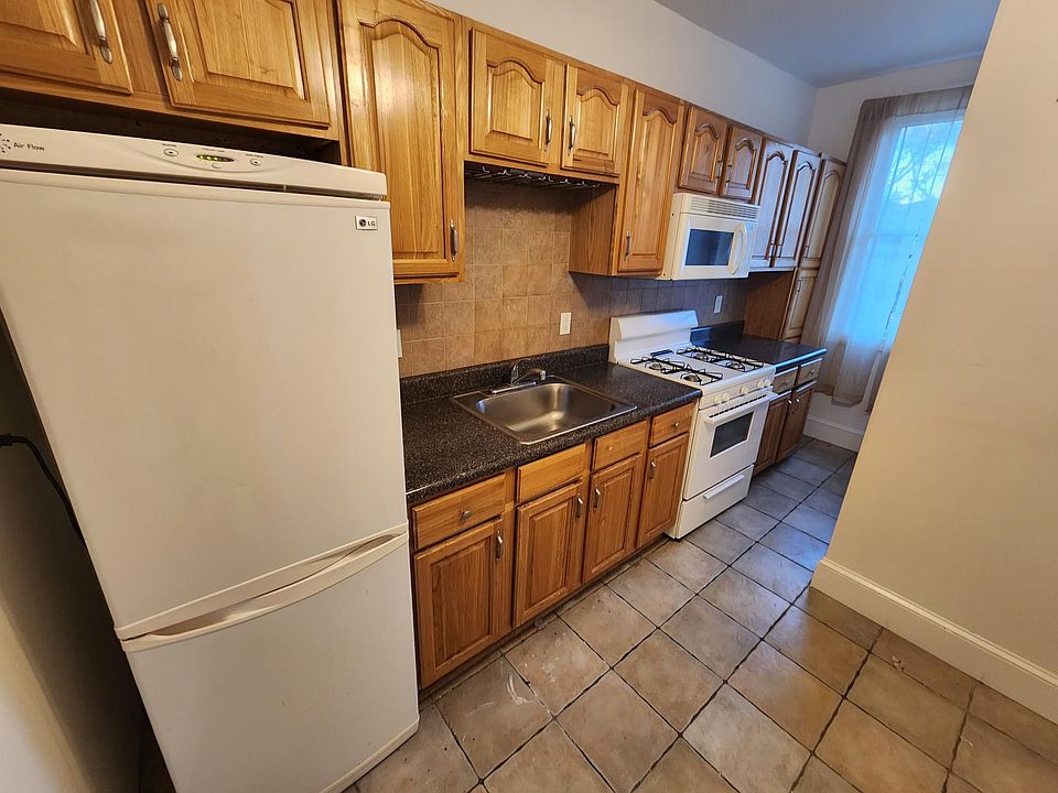 1st image of 76 Wallace St