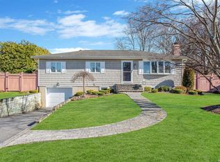 3 Seaver Ct, Smithtown, NY 11787