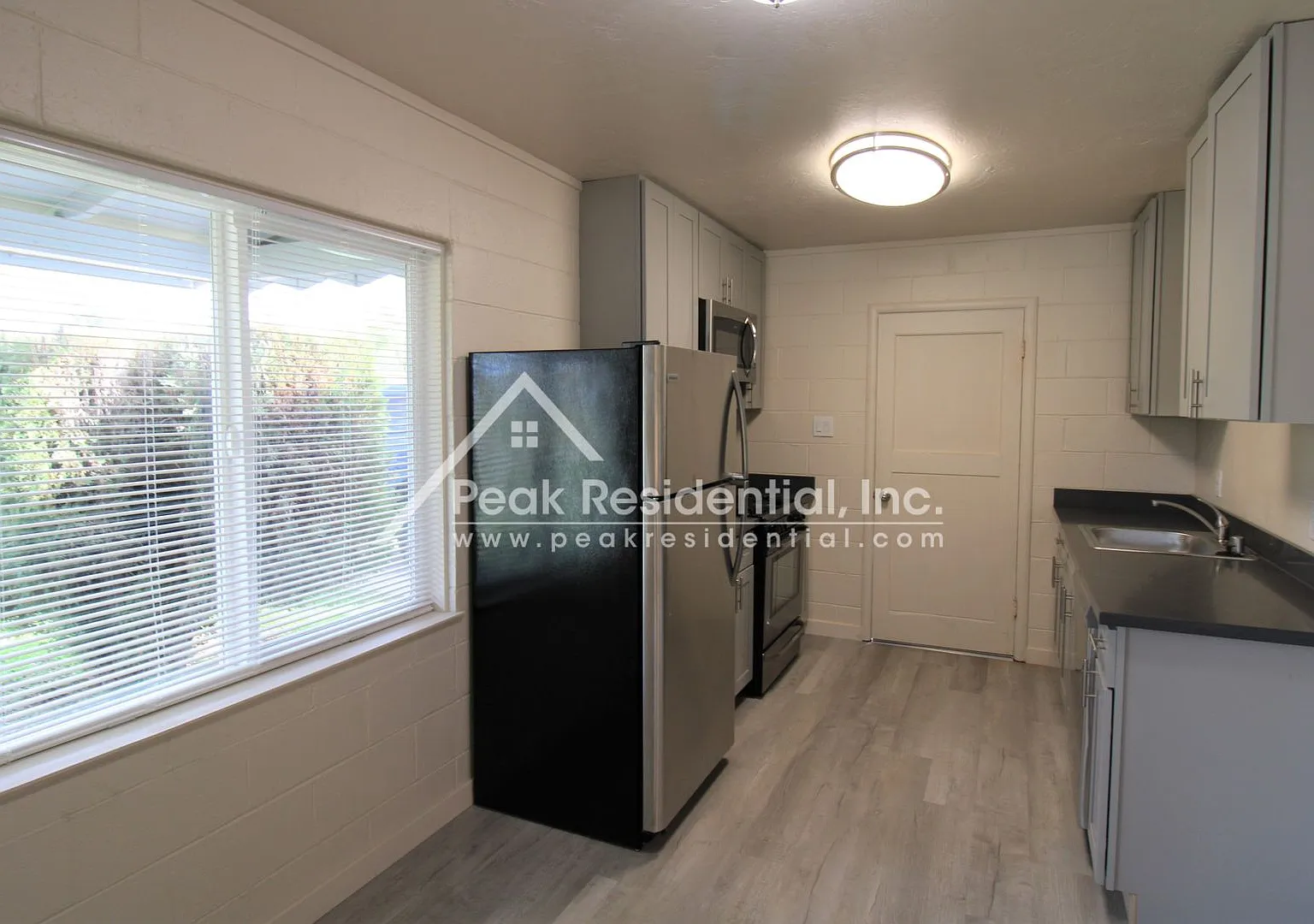 Charming Tahoe Park 2bd/1ba Duplex — Photo 4