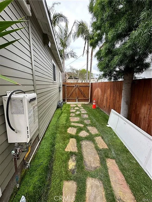 2 bed, 2.0 bath, 864 sqft, $4,375 — Photo 2