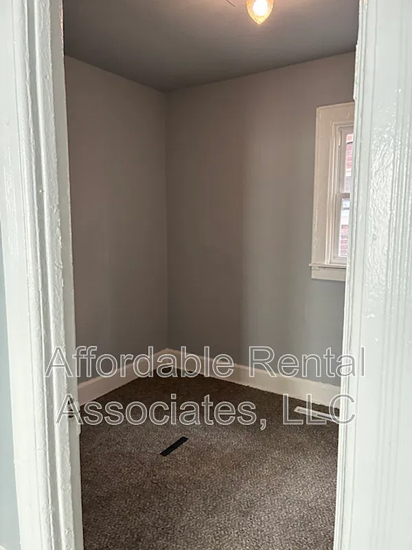3 bed, 1.0 bath, $1,089 — Photo 2