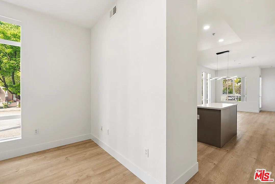 2 bed, 2.0 bath, 970 sqft, $4,950 — Photo 2