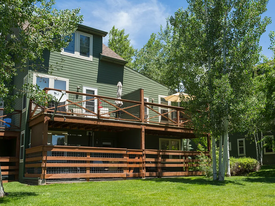 406 Lakeside Dr