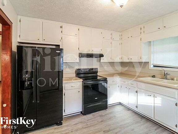5th image of 1070 Oak Grove Cir