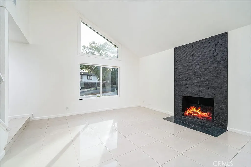 4 bed, 2025 sqft, $5,200 — Photo 3