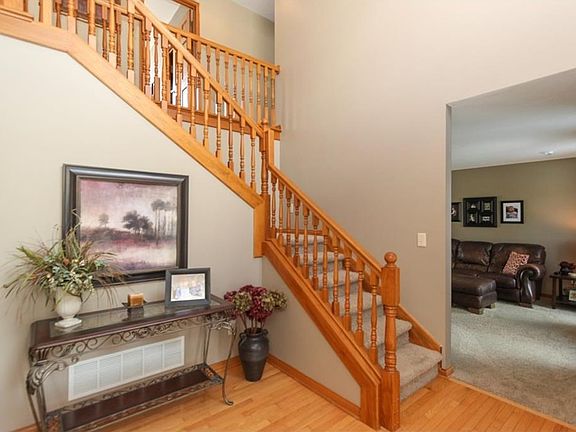 Hard wood floors in grand, 2 story entrance!