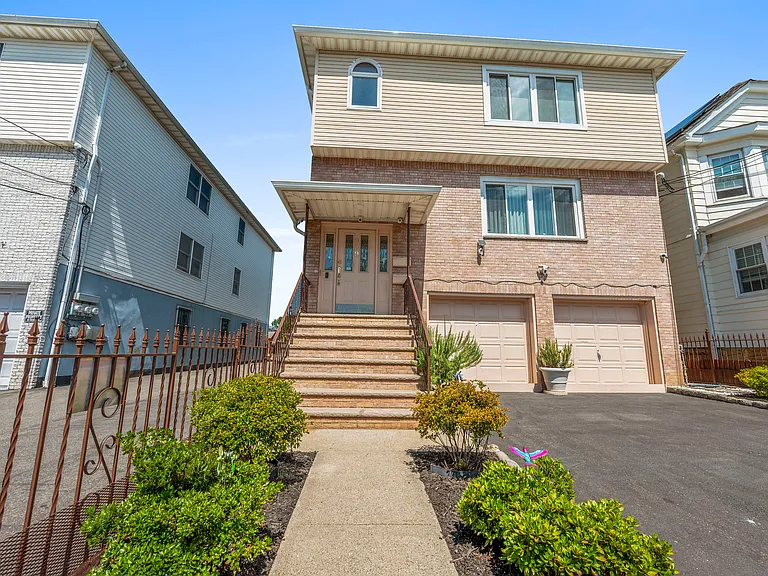 937 Grove St #2 — Photo 2