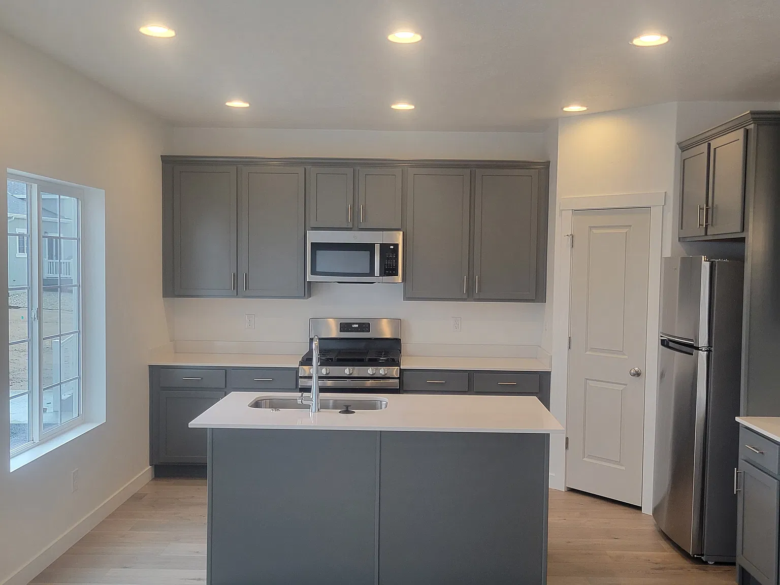 3 Bedroom West Haven Home! — Photo 2