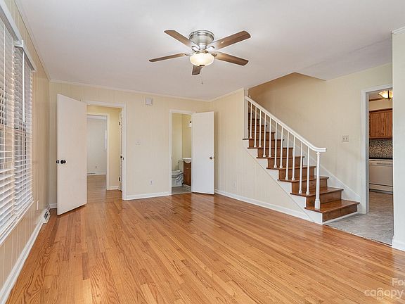 4th image of 7422 Hillbourn Dr