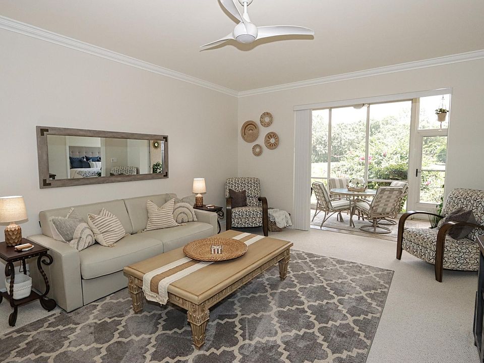 Spacious living area w/queen sleeper sofa, large TV, and small built-in bar ... This area can be expanded into the enclosed back lanai by opening the sliding stacker doors.