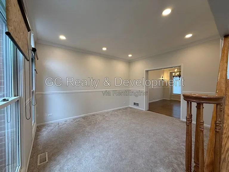 882 Clarendon Ln — Photo 3