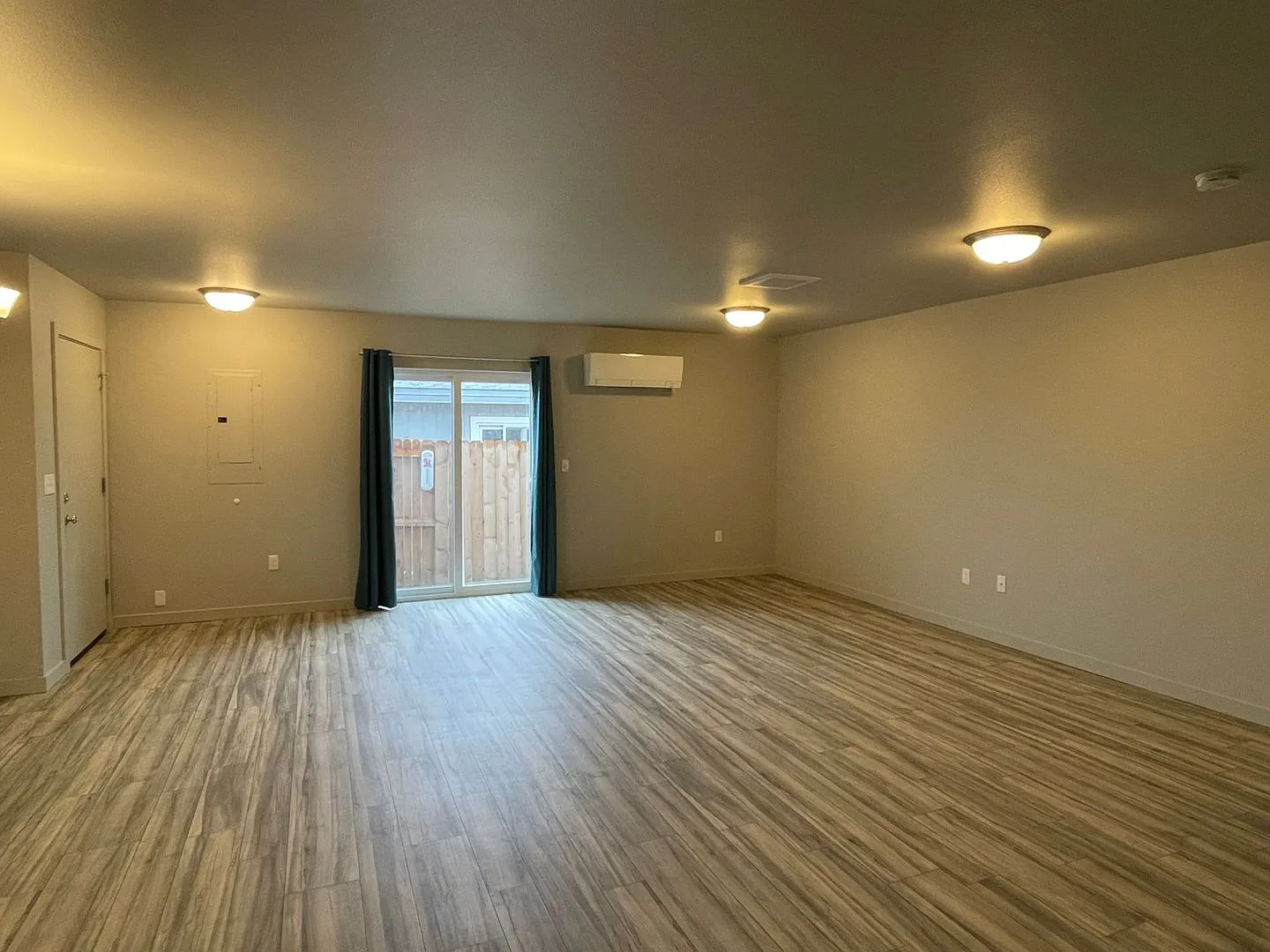 Beautiful 3 Bedroom Modern Duplex coming available soon! — Photo 3