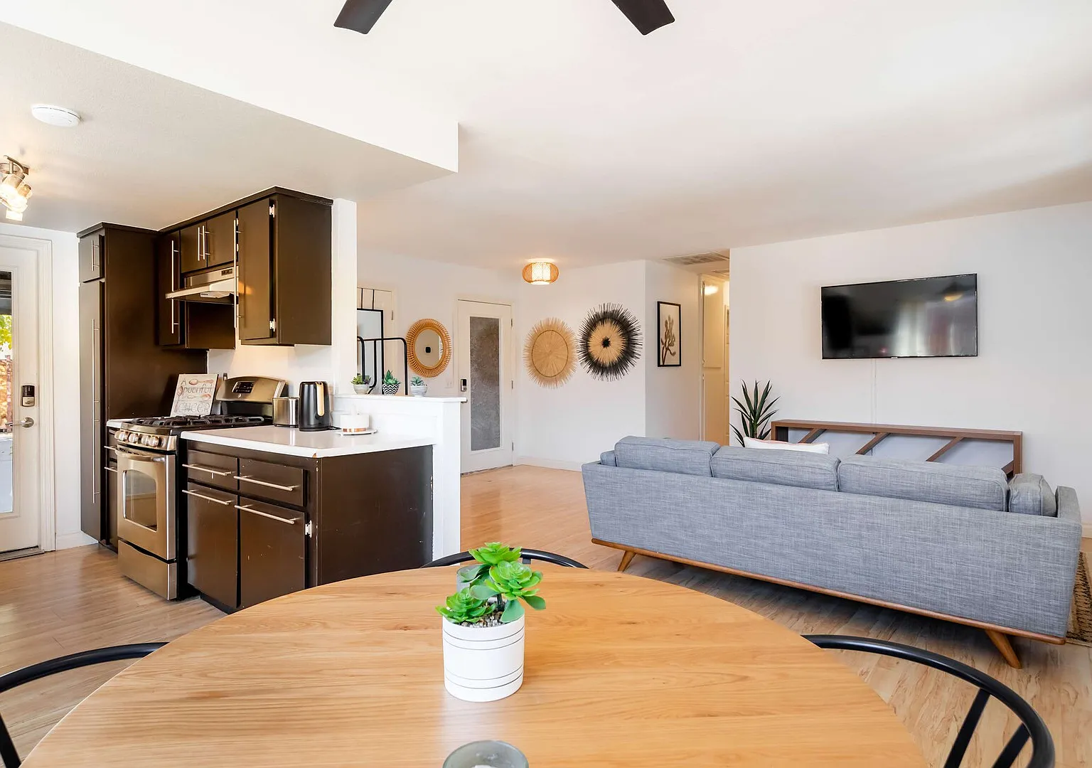 Desert Oasis with Hot Tub in Joshua Tree — Photo 4