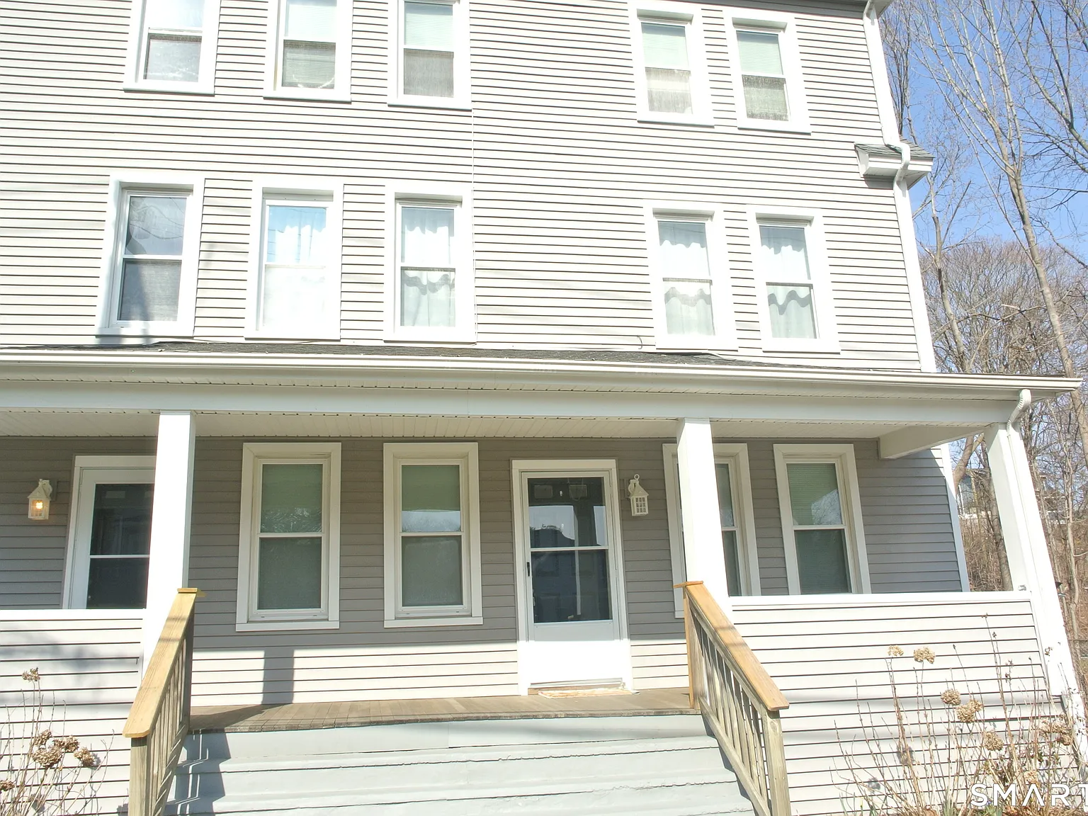 3 bed, 1.0 bath, 1050 sqft, $2,100 — Photo 2