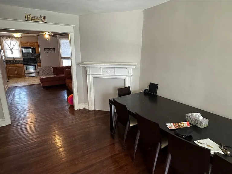 223 E Sheldon St — Photo 3