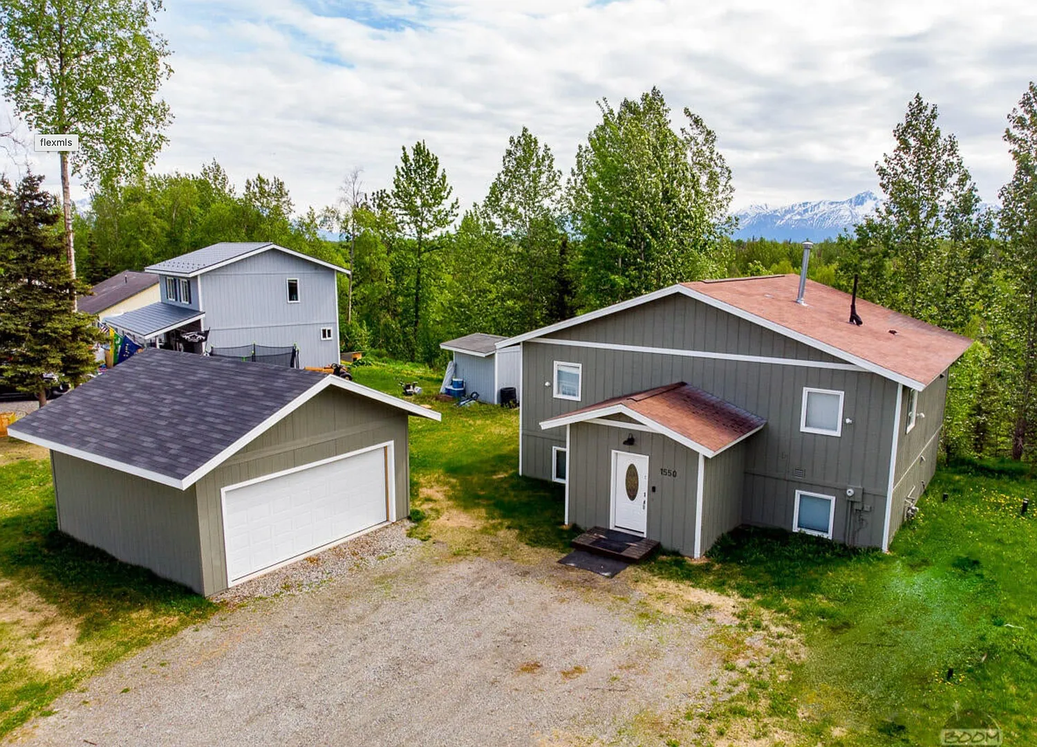 Beautifully updated modern home with detached garage! — Photo 1