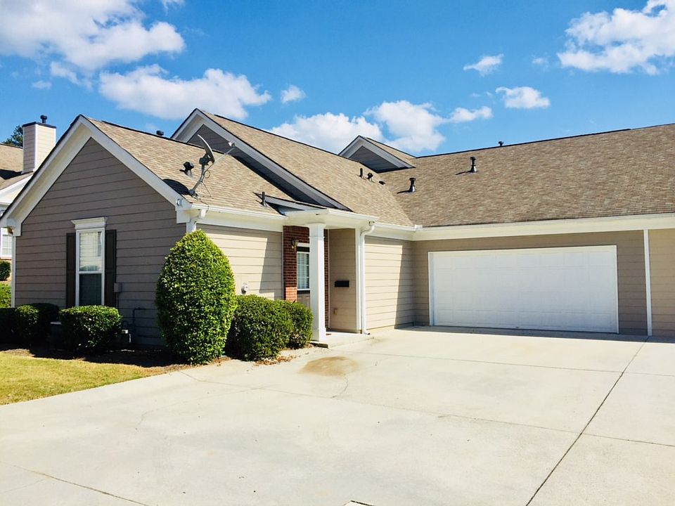 Front view / 2 Car Garage