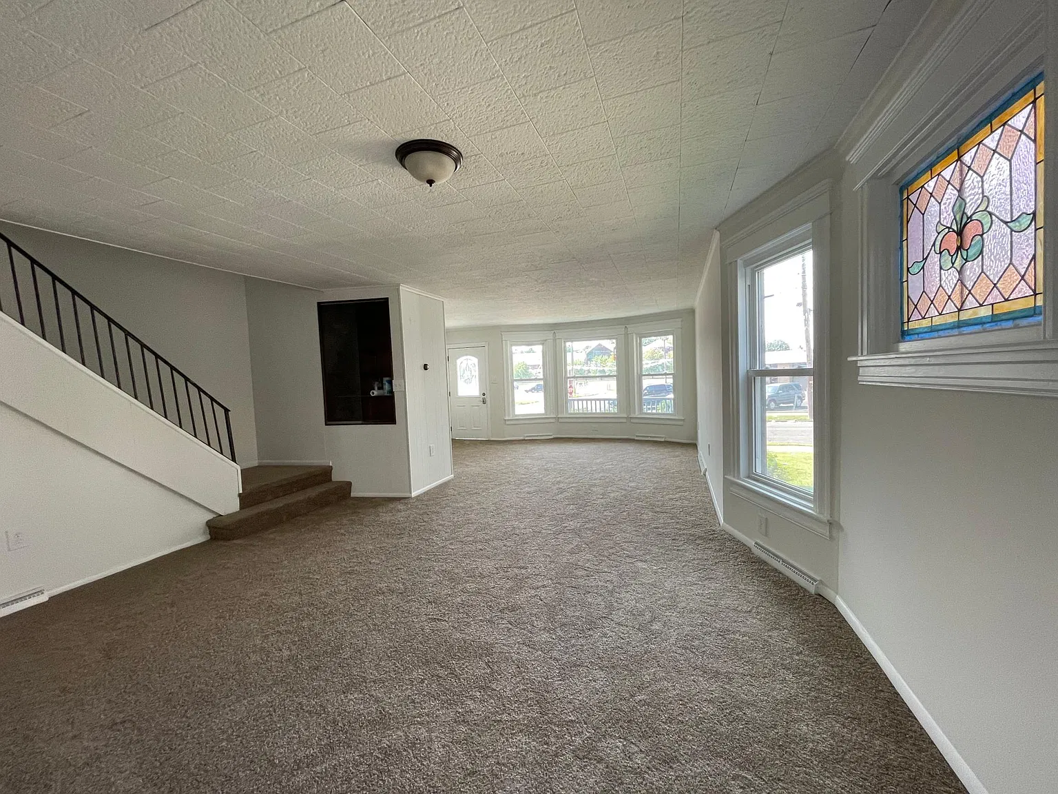 5 bed, 2.5 bath, 2800 sqft, $2,200 — Photo 2