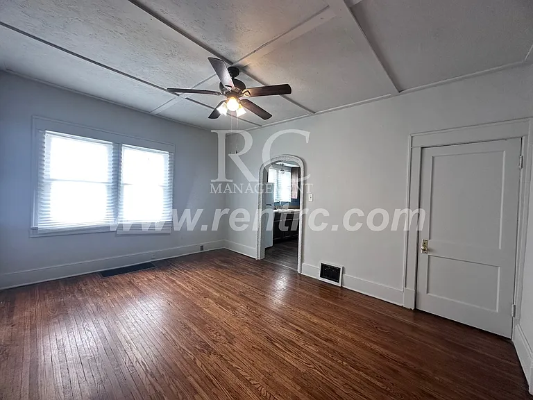 917 E Seminary St — Photo 6