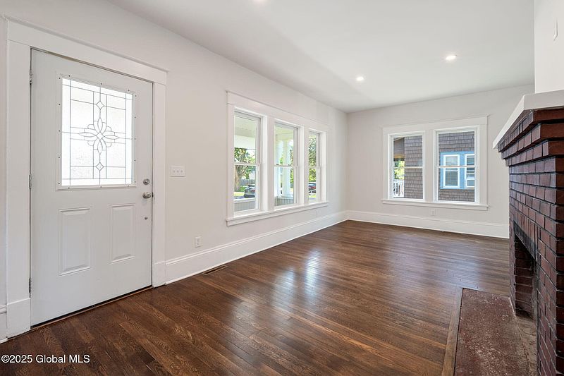 5th image of 10 Lincoln Avenue