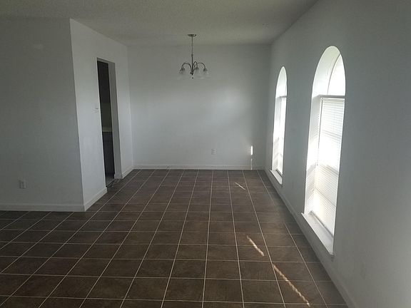 3rd image of 1601 W McIntyre St APT 5