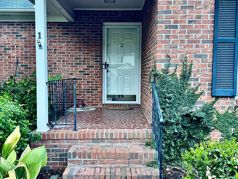 1 Hillington Pl #1 — Photo 2