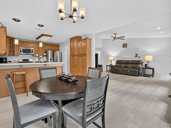 4th image of 208 Carney Dr