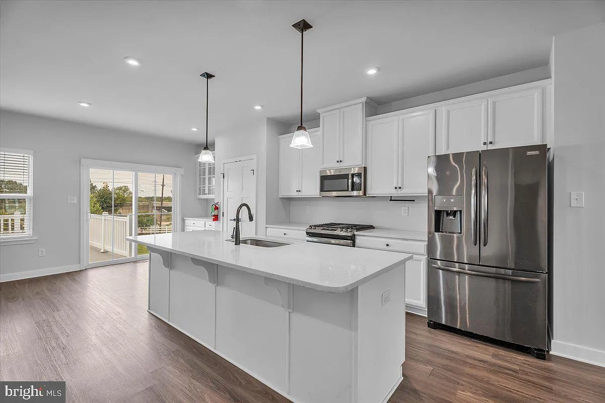 4 bed, 3.0 bath, 2285 sqft, $3,600 — Photo 2
