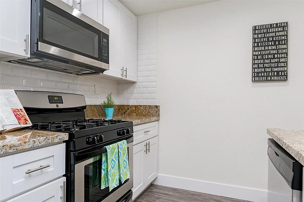 552 Canyon Dr — Photo 2