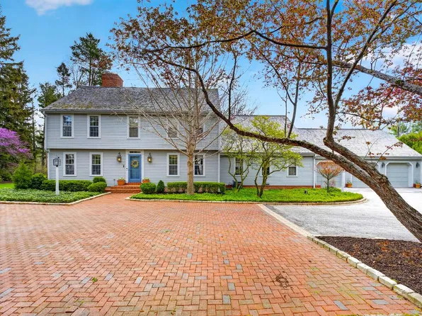 125 W Glenview COURT, Mequon, WI 53092