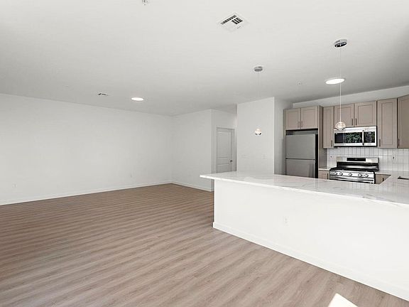 5th image of 306 Bergen Ave APT 405