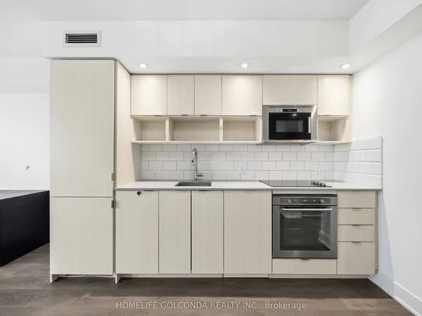 89 McGill St #703, Toronto, ON M5B 0B1