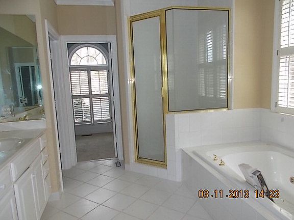 4th image of 915 Champney
