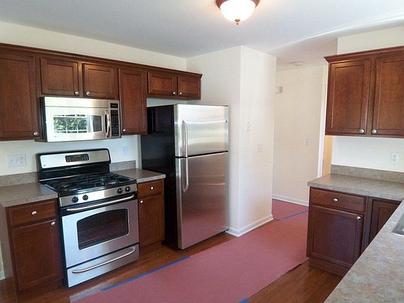Eat-in Kitchen w/Cherry Cabinets - Appliances Included