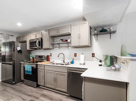 4th image of 1021 Grant St