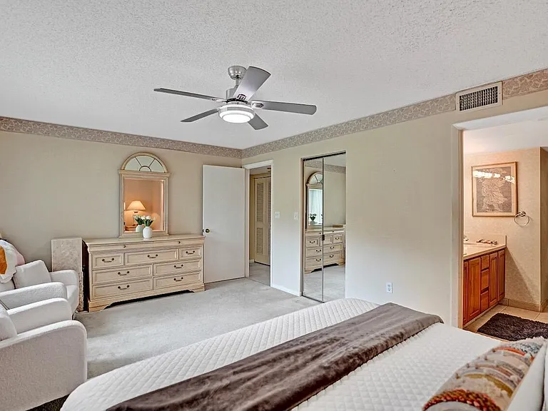 107 Half Moon Cir #H1 — Photo 29