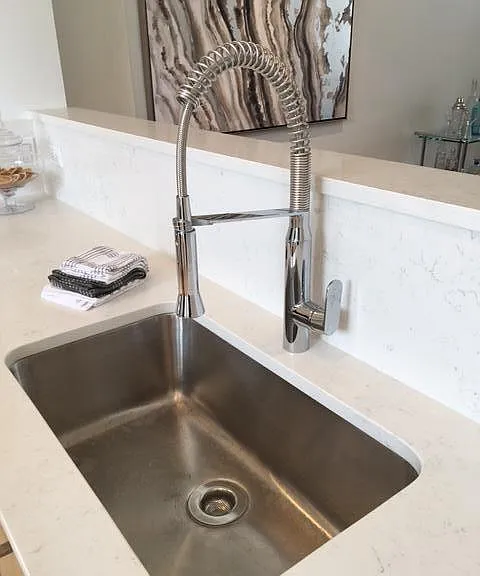 Quartz countrtops Large undermount sink