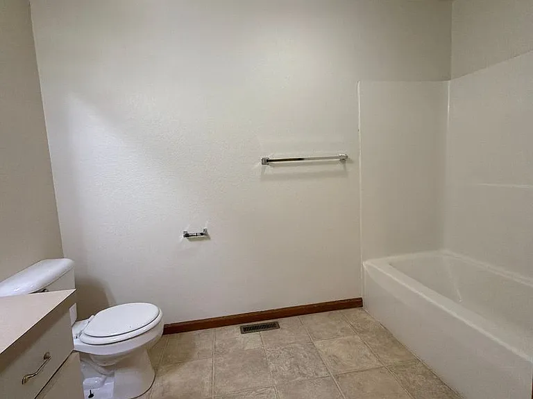 211 Stonewall Ct — Photo 8