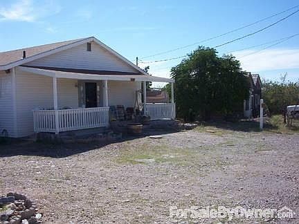 Front view 1
						:
						The address has been changed by E911 to 1027