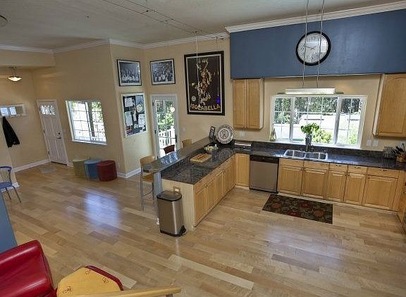 2nd image of 650 Isabella Ave