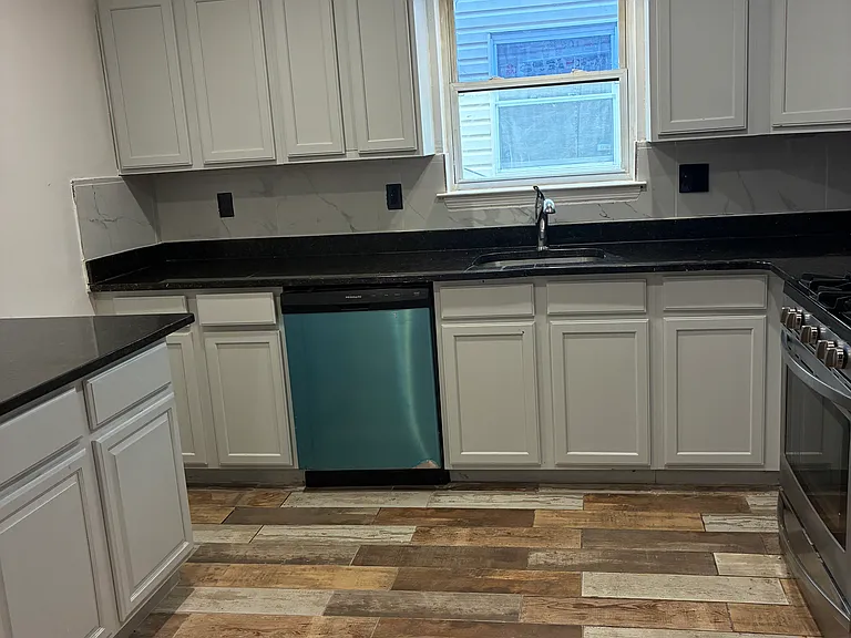 409 Halsey St #1 — Photo 11