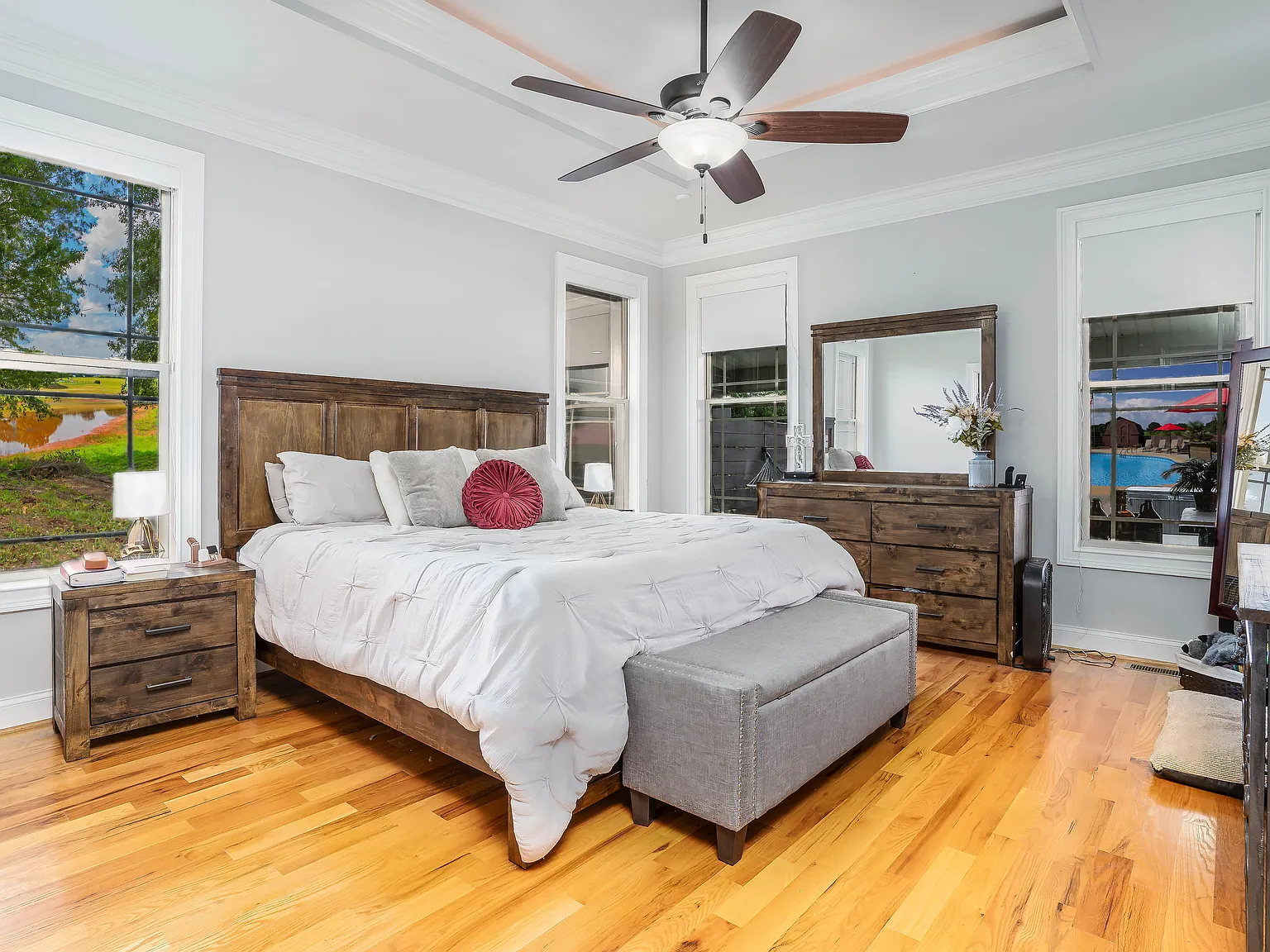 3 bed, 2.5 bath, 2600 sqft, $4,200 — Photo 3