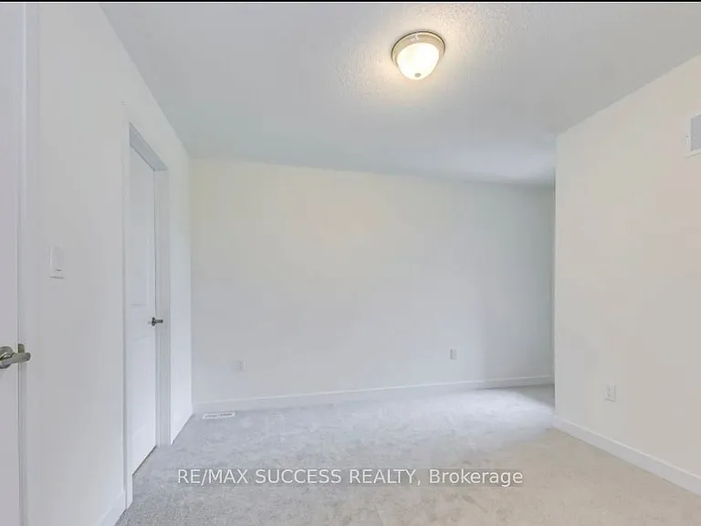 1538 Wellwood Ter — Photo 12
