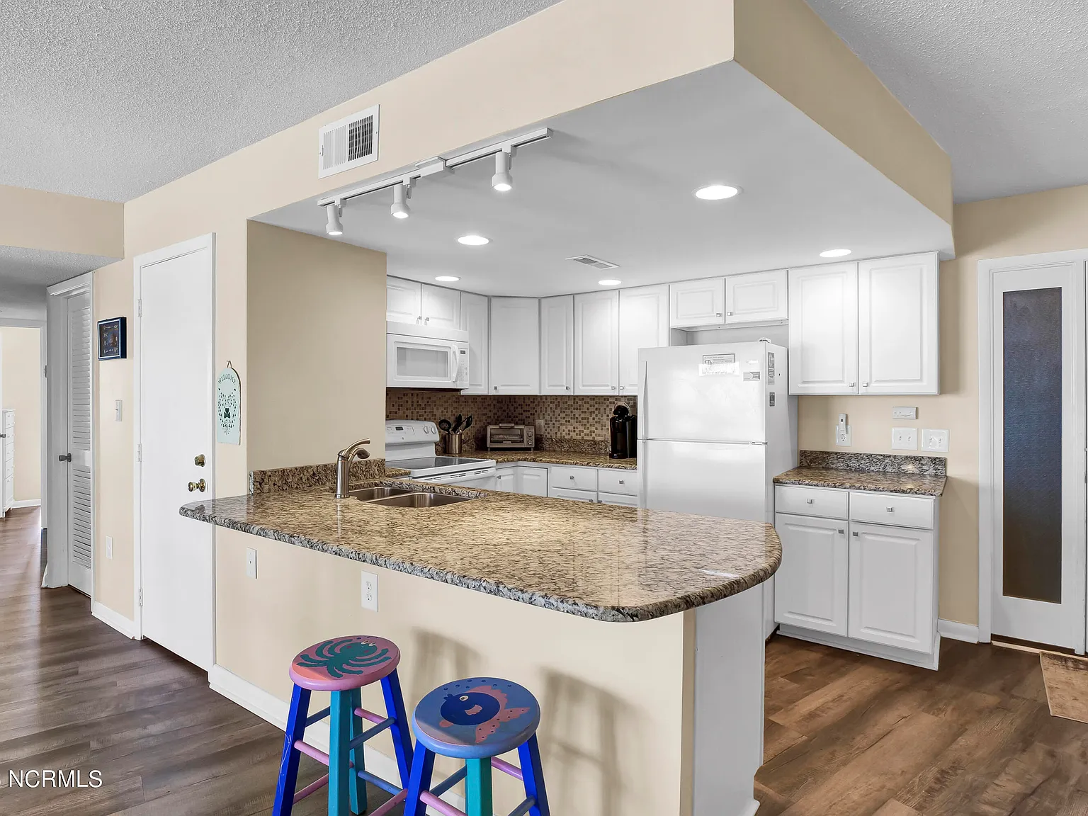 3 bed, 2.0 bath, 1169 sqft, $2,100 — Photo 4