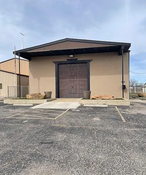625 E 52nd St #COMMERCIAL — Photo 1