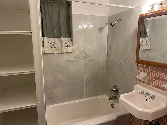 3rd image of 257 NE 108th St #257