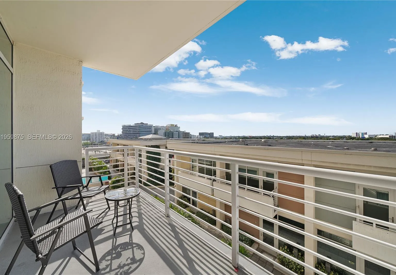 Midblock Miami Condo — Photo 1