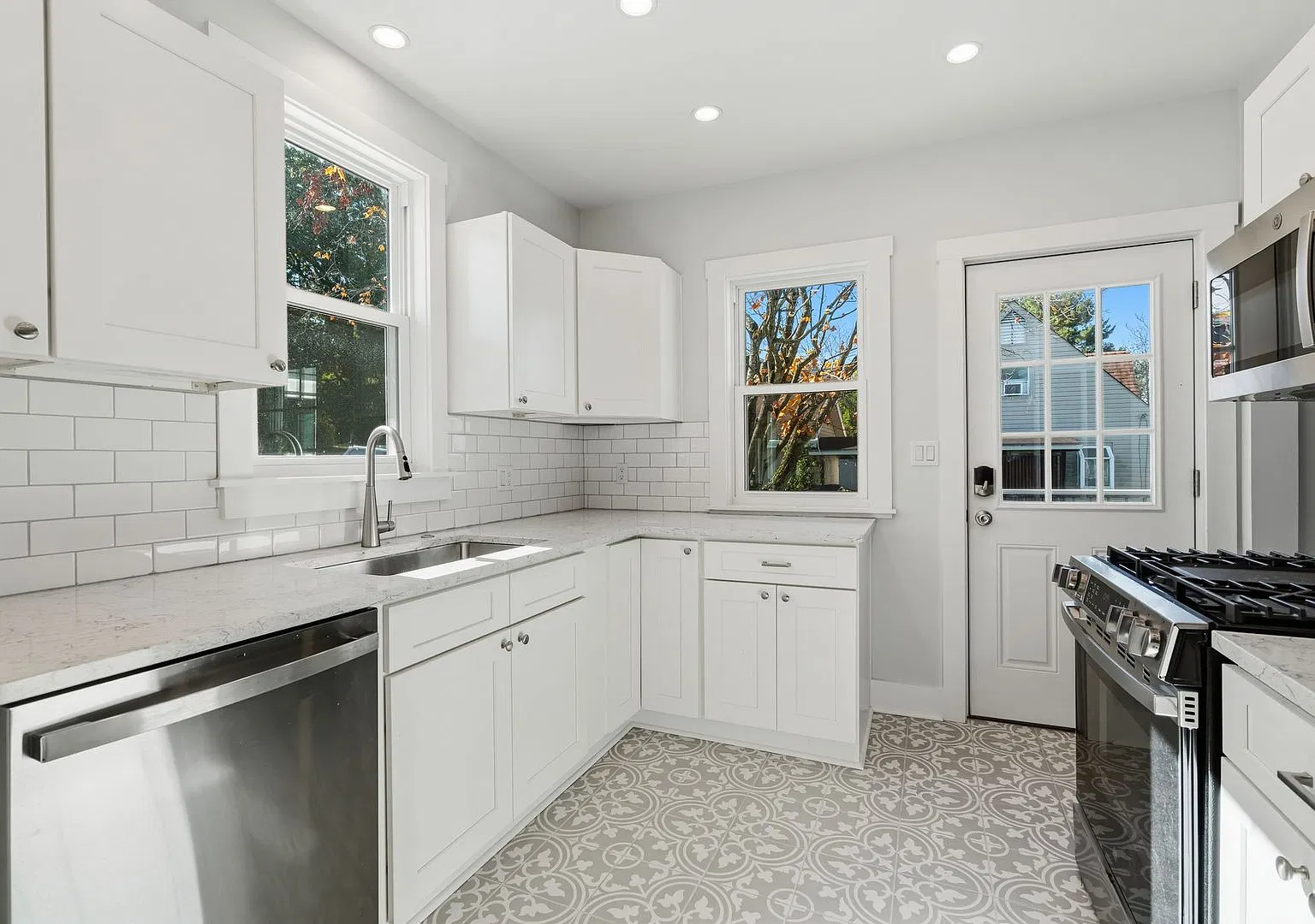 Newly renovated 3 bedroom beauty in Upper St. Clair! Available NOW! — Photo 1