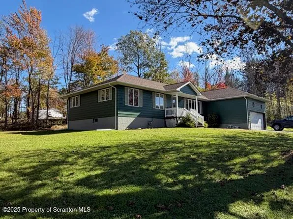 28 Rockwell Ln, Waymart, PA 18472